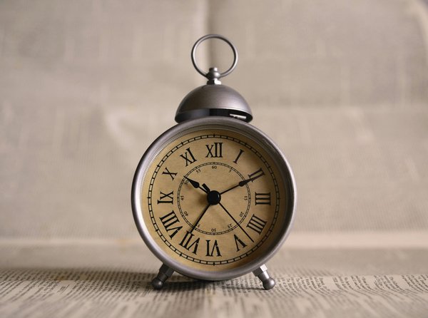 Signification des heures miroirs doubles : messages et symboles expliqués